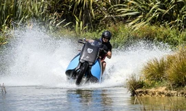 Xem xe máy kiêm xe lội nước cực đỉnh