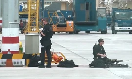 Mục kích mật vụ bảo vệ ông Obama ở sân bay