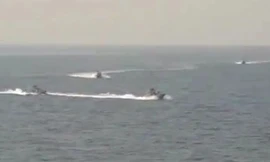 4 tàu hải quân Iran bị tố áp sát khu trục hạm Mỹ