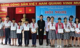 Học sinh 2 xã Đa Phước và Quy Đức nhận học Học bổng Nguyễn Hữu Thọ ngày 8/9.