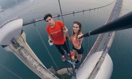 Cô gái Nga thách thức tử thần trên các tòa nhà chọc trời