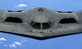 Máy bay ném bom tàng hình B-2 Spirit. Ảnh: DefenseTalk.