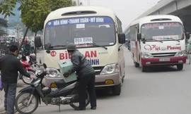 Theo quy hoạch, xe khách chạy tuyến Hòa Bình phải về bến Yên Nghĩa, nhưng hiện vẫn có cả chục “nốt” xe này hoạt động ở bến Mỹ Đình.