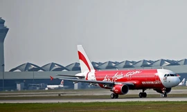 Một máy bay của AirAsia chuẩn bị cất cánh tại sân bay quốc tế Kuala Lumpur, Malaysia. Ảnh: Wikimedia Commons/Jyi1693.