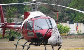 Ngày 17/3, chiếc AS 350B3 vẫn đỗ tại Cảng quốc tế Tuần Châu. Ảnh: Minh Cương.