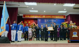 Bí thư Thành ủy TPHCM trao Huân chương Lao động Hạng Nhất cho trường Đại học Nguyễn Tất Thành.