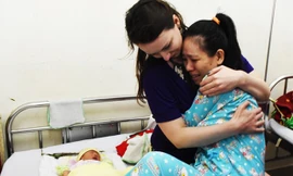 Sản phụ Nga cảm động khi gặp lại ân nhân - nữ bác sĩ người Anh Fiona Sutton. Ảnh: Đoàn Nguyên.