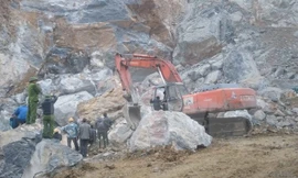Một nhóm công nhân đang khai thác đá tại núi Hang Cá, thôn Đông Sơn, xã Yên Lâm, thì bất ngờ một khối đất đá phía trên đổ sụp xuống vùi lấp 8 lao động đang làm việc.