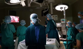 Hình ảnh ca phẫu thuật lấy thai nằm ngoài tử cung gần xương chậu của nữ bệnh nhân 23 tuổi. Ảnh do bệnh viện cung cấp.