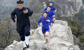 Trong trang phục tiếp viên màu xanh, chỉ thiếu đôi giày cao gót, 3 cô gái trẻ học theo hướng dẫn của một bậc thầy kungfu đạo Lão để có ý chí kiên cường.