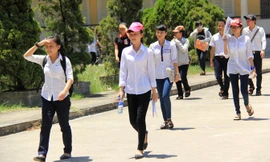 Học sinh không được chơi Pokemon Go khi đi đường.