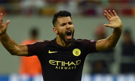 Aguero nổi xung sau hai lần đá hỏng phạt đền đầu trận. Ảnh: Reuters.