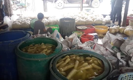 Măng chua ngập trong hóa chất.