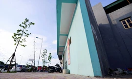 Ngôi nhà hình tam giác, phía trên được xây đua ra vỉa hè đường vành đai 2 Võ Chí Công. Ảnh: Lê Hiếu.