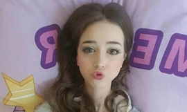 Cô gái Hannah với kiểu trang điểm như búp bê. Ảnh: Mirror.