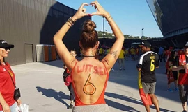 Nàng WAG của đội tuyển Bỉ Rafaella Szabo đang gây sốt trên mạng xã hội bằng một cách cổ vũ rất độc đáo.