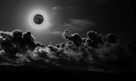 Một số lý thuyết cho rằng trăng đen chỉ xuất mỗi 19 năm một lần. Nguồn ảnh: arminofaja.