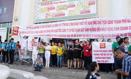 Hàng trăm nhân viên siêu thị Big C giăng biểu ngữ, tụ tập phản đối hành vi cản trở hoạt động kinh doanh của Công ty Cổ phần Đức Mạnh. Ảnh: Thanh Trần.