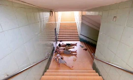 Trưa 31/5, các hầm bộ hành trên đường Nguyễn Xiển (Hà Nội) trở thành nơi ngủ trưa của nhiều người lao động. Nhiệt độ ngoài trời đo được trưa nay lên tới 38 độ C trong khi dưới hầm mát mẻ.