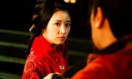 Lưu Bị mỗi lần vào phòng đều được “tiếp đón” bằng đao kiếm.