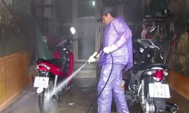 Dịch vụ rửa xe, cắt tóc đông nghịt khách