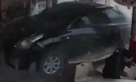 Hãi hùng ô tô mất lái, đâm hàng loạt người trong quán ăn