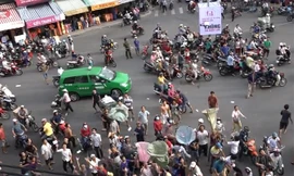 Hàng trăm người Sài Gòn giành giật tiền lẻ cúng cô hồn