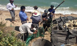 Đoàn thực địa đang ghi nhận tại giếng nước thứ ba. Ảnh: A.Nhiên.