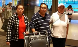 Anh chị ruột Minh Béo tại sân bay ở Mỹ. Ảnh: Ngọc Lan.