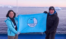 Thùy Vân (bên trái) mang lá cờ của Hội Liên hiệp thanh niên Việt Nam tới Nam Cực.