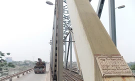 Sau 3 tháng cấm ô tô, từ tuần này phương án cho ô tô dưới 9 chỗ lưu thông qua cầu Việt Trì sẽ được đưa ra. Ảnh: Trọng Đảng.