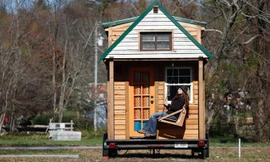 Cặp vợ chồng đi vòng quanh nước Mỹ trong ngôi nhà tí hon