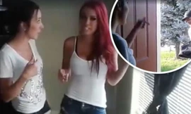 Người vợ (bên trái) đã cùng cô bạn thân giăng bẫy bắt quả tang chồng ngoại tình. Ảnh:Dailystar.