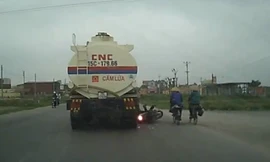 Hai thiếu nữ thoát chết khó tin khi tạt đầu xe bồn