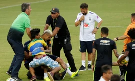 Sự cố diễn ra trên sân tập của tuyển Brazil, hôm 4/9. Lợi dụng an ninh lỏng lẻo, một CĐV quá khích chạy vào sân để tiếp cận Neymar.