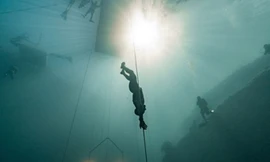 Nín thở hơn 4 phút lặn dưới độ sâu 122m