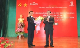 Bộ trưởng Vũ Huy Hoàng (phải) tặng hoa cho ông Võ Thanh Hà, Chủ tịch Sabeco