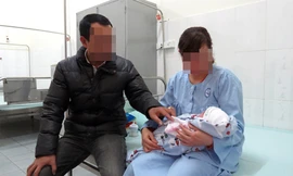 Vợ chồng anh Hải bên cô công chúa nhỏ ngày đầu tiên sau sinh. Ảnh: Mai Anh.