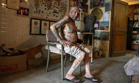 “Kỷ lục gia” Rishi trong căn hộ của mình ở New Delhi. Ảnh: Reuters.