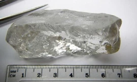 Khối kim cương màu trắng dài khoảng 7 cm. Ảnh: Lucapa.