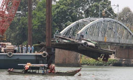 Trục vớt chiếc tàu đắm đâm sập cầu Ghềnh.