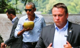 Ông Obama dạo phố, uống nước dừa tại Lào