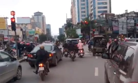 Xe cứu hỏa 'mỏi mồm'... xin đường ở Hà Nội