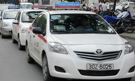 Một số hãng taxi đã có quyết định giảm giá cước song mức giảm chỉ 300-600 đồng/km và chỉ áp dụng tại một số địa phương. Ảnh :Ngọc Lan/Zing