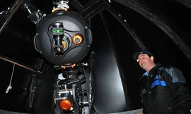 "Dị nhân" Tim Doucette bên trong đài thiên văn cá nhân. Ảnh: Thechronicleherald.ca.