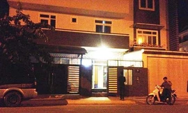 Cảnh sát khám nghiệm căn biệt thự bị mất trộm. Ảnh: Hải Hiếu.