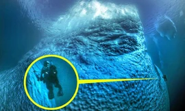 Nhiếp ảnh gia Tobias Friedrich trở nên nhỏ bé trước núi băng trước mặt.