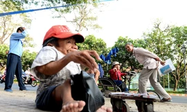 Chuyện đời anh em 'sọ dừa' bán vé số ở Sài Gòn