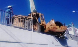 Xe lu nằm trên lan can can cầu.