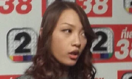 Cô gái tố bị Châu Du Dân lừa tình trong buổi họp báo tại Thái Lan. Ảnh: QQ.